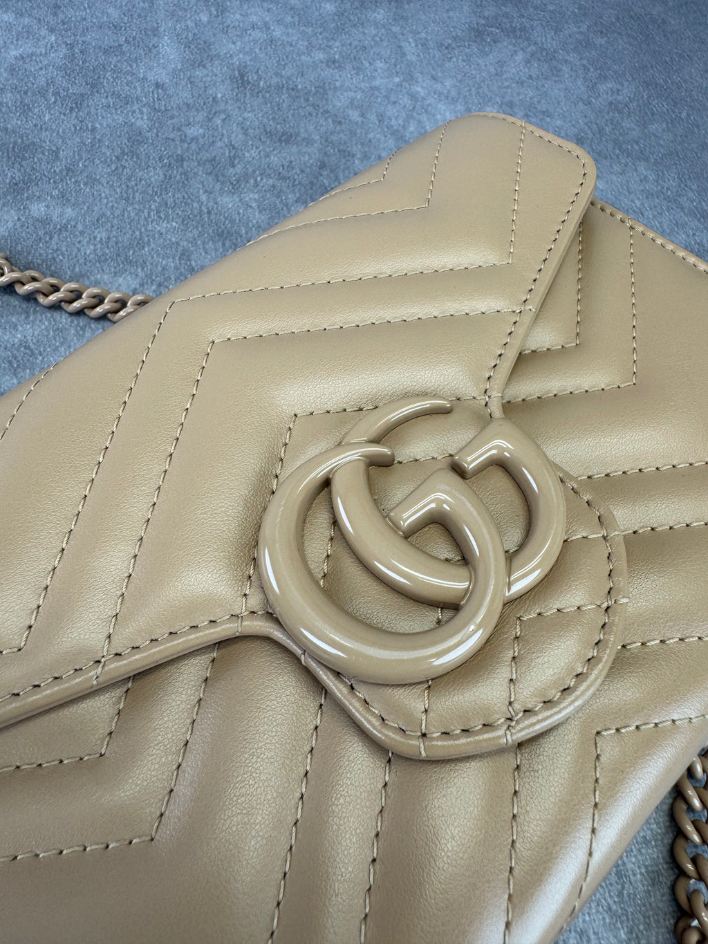 Gucci GG Marmont Matelasse Monochrome Wallet on Chain Camelia