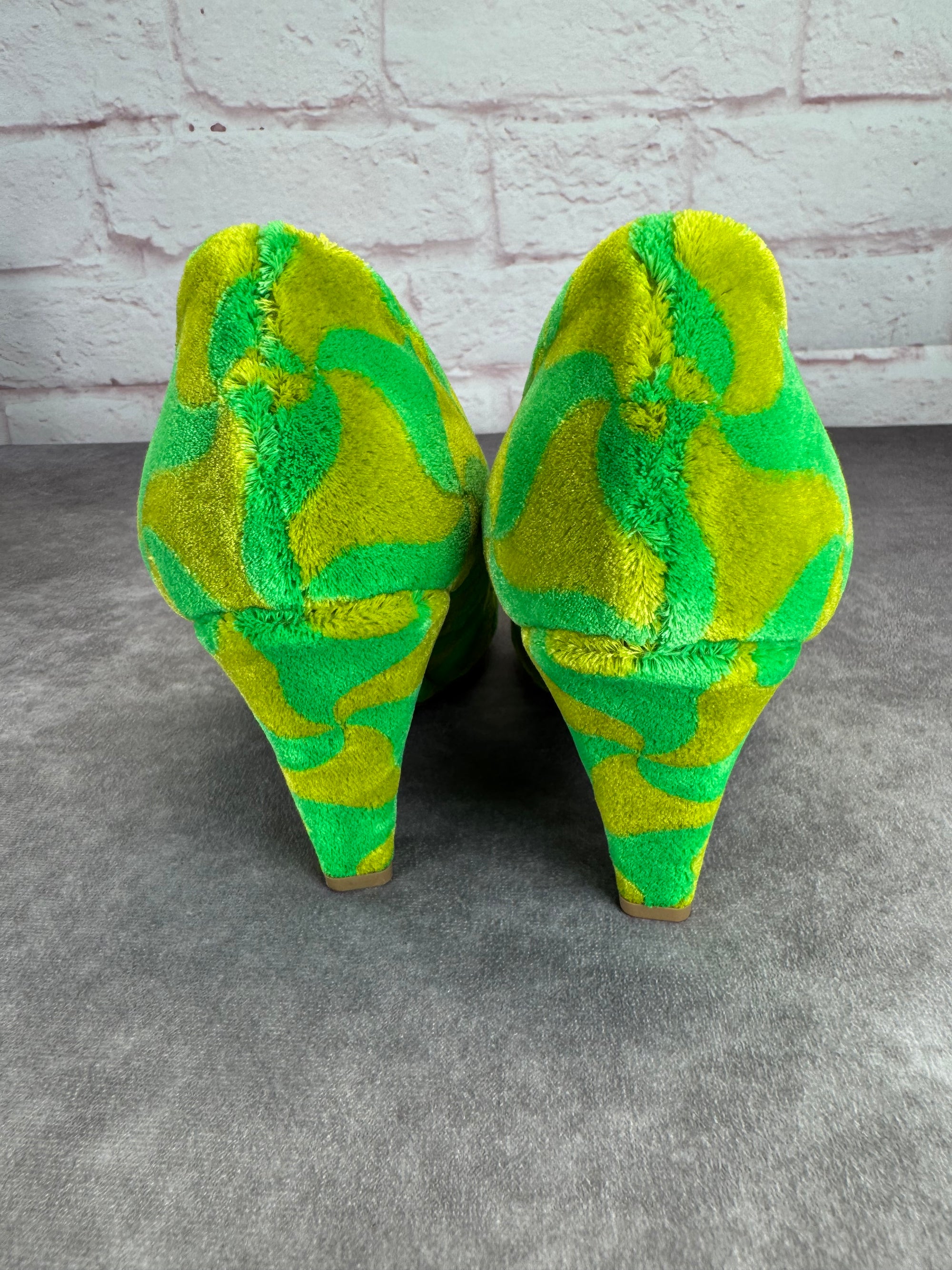 Bottega Veneta Resort ‘22 Carpet Wavy Triangle Point Pumps