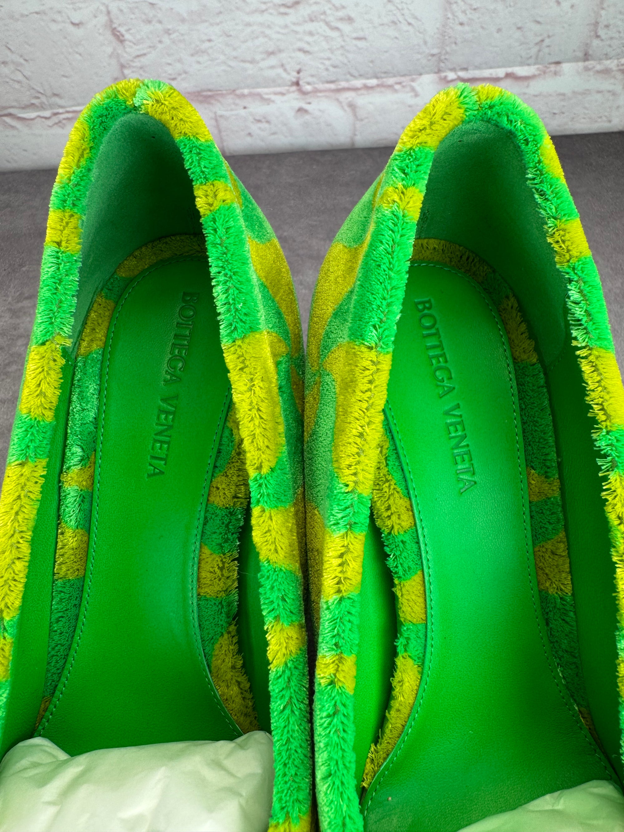 Bottega Veneta Resort ‘22 Carpet Wavy Triangle Point Pumps