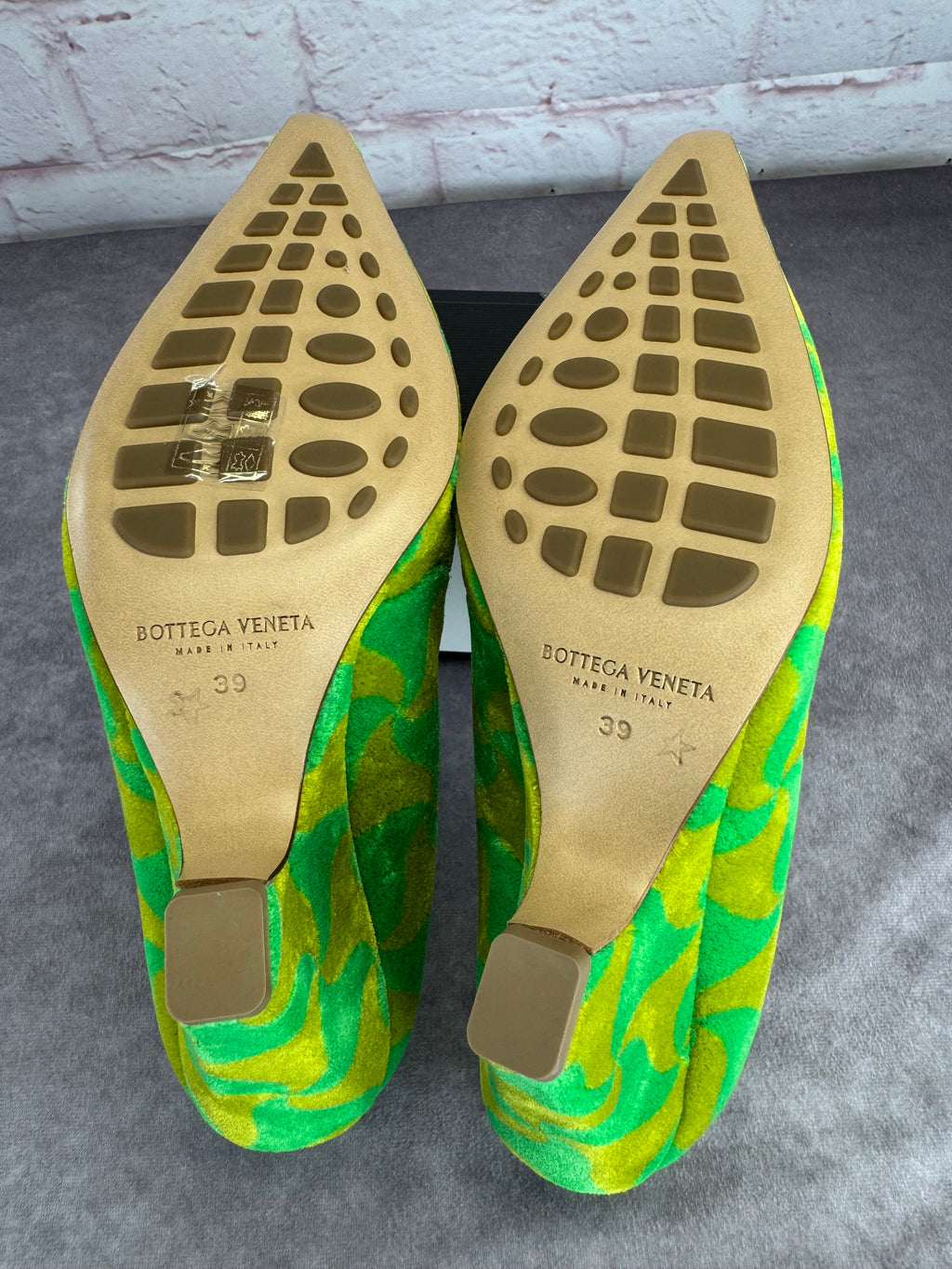 Bottega Veneta Resort ‘22 Carpet Wavy Triangle Point Pumps