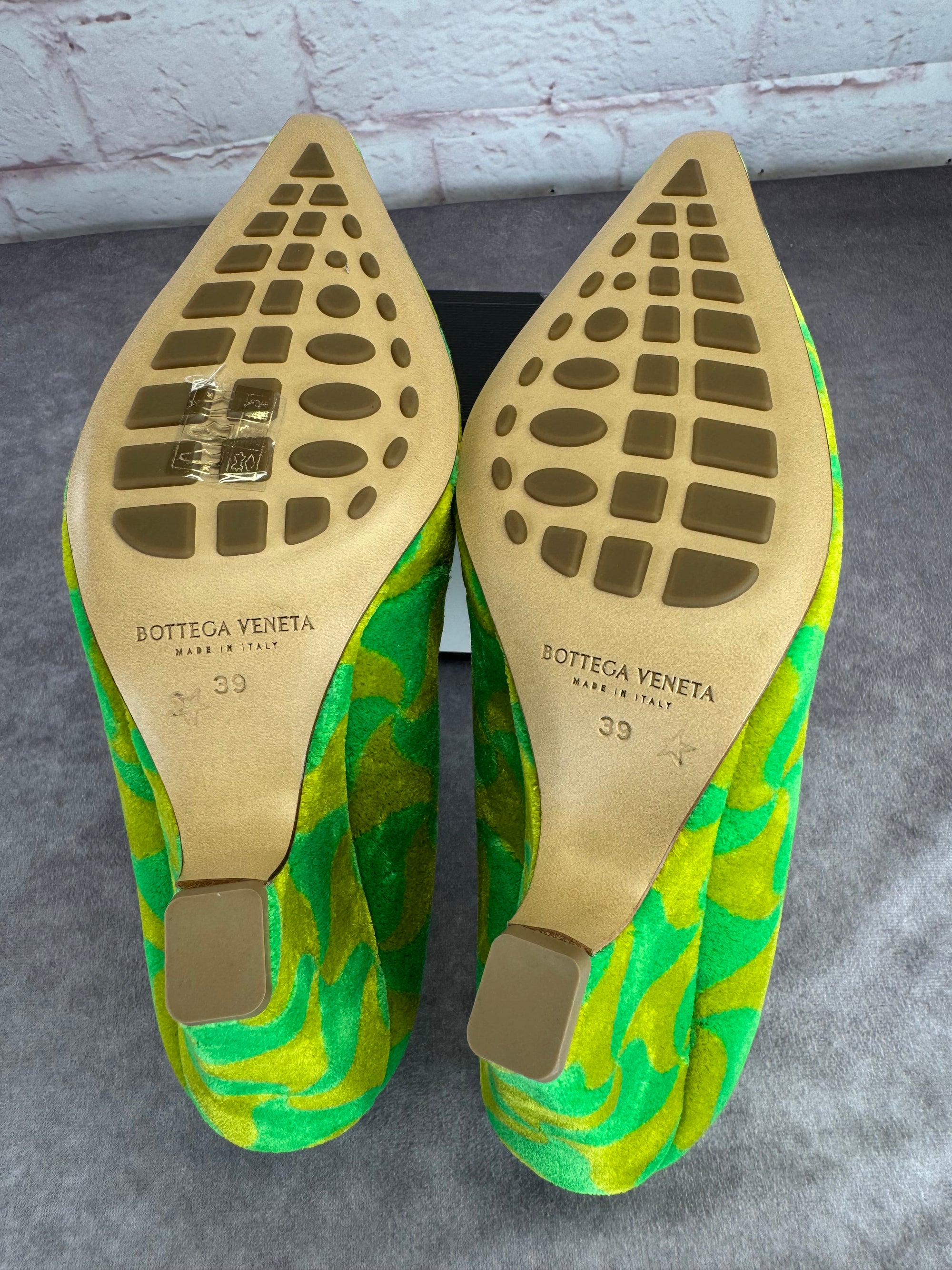 Bottega Veneta Resort ‘22 Carpet Wavy Triangle Point Pumps