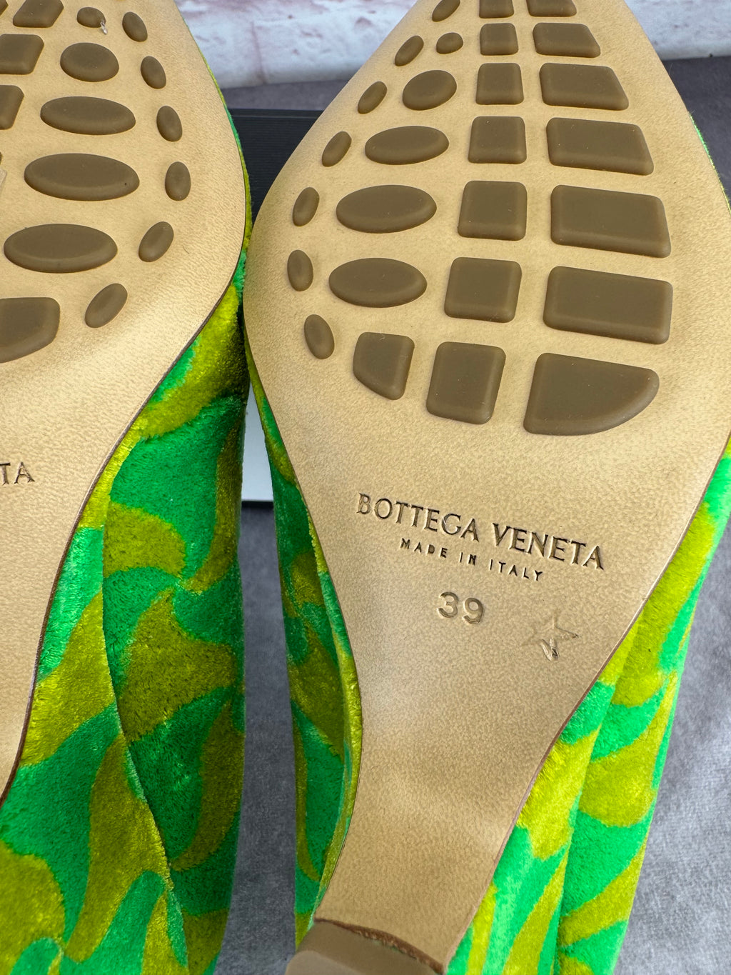 Bottega Veneta Resort ‘22 Carpet Wavy Triangle Point Pumps